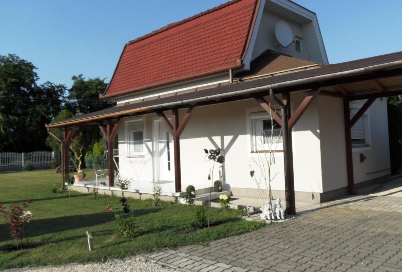 Ferienhaus Am Plattensee Balatonmáriafürdő Екстериор снимка