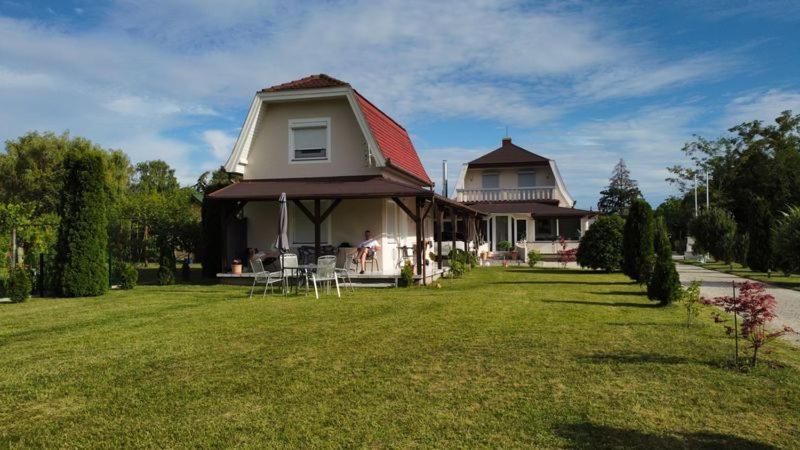 Ferienhaus Am Plattensee Balatonmáriafürdő Екстериор снимка